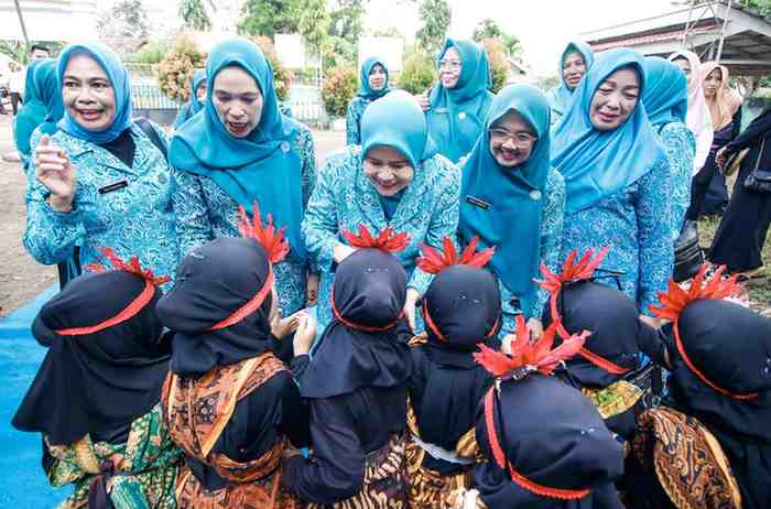 Pj Ketua TP PKK Hj Triana Sandi bersama anggotanya, pada kegiatan pembinaan pola asuh anak di Babat Supat, Kamis (13/6/2024). Foto: Kominfo Muba.