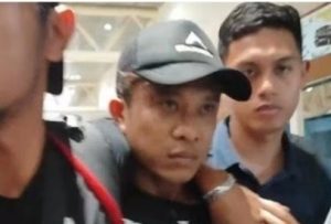Anton, pelaku pembunuh petugas koperasi saat tiba di Bandara SMB II Palembang, Sabtu (29/6/2024). Foto: Detik sumbagsel.