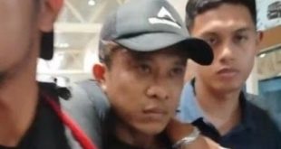 Anton, pelaku pembunuh petugas koperasi saat tiba di Bandara SMB II Palembang, Sabtu (29/6/2024). Foto: Detik sumbagsel.