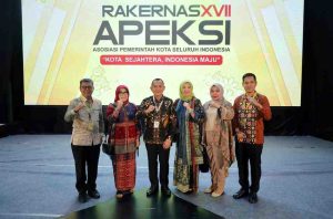Ketua Tim Penggerak Pemberdayaan Kesejahteraan Keluarga (PKK) dan Darmawanita Palembang, Hj Dewi Sastrani Ratu Dewa dan Tria gunawan, hadir di acara Apeksi di Balikpapan, Senin malam (3/6/2024). Foto: Kominfo Palembang.