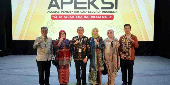Ketua Tim Penggerak Pemberdayaan Kesejahteraan Keluarga (PKK) dan Darmawanita Palembang, Hj Dewi Sastrani Ratu Dewa dan Tria gunawan, hadir di acara Apeksi di Balikpapan, Senin malam (3/6/2024). Foto: Kominfo Palembang.