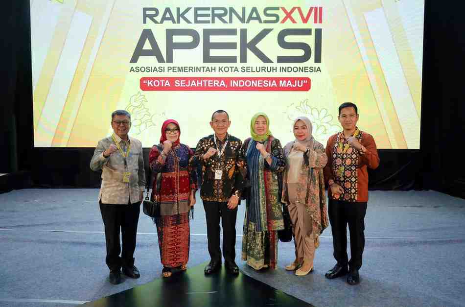 Ketua Tim Penggerak Pemberdayaan Kesejahteraan Keluarga (PKK) dan Darmawanita Palembang, Hj Dewi Sastrani Ratu Dewa dan Tria gunawan, hadir di acara Apeksi di Balikpapan, Senin malam (3/6/2024). Foto: Kominfo Palembang.