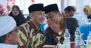Apriyadi Mahmud dan Toha Tohet, Kamis (20/6/2024) pagi tampil kompak dan mesra menghadiri prosesi ngunduh mantu Ketua Pujakesuma Muba Gianto Wicaksono di Desa Sri Gunung. Foto: Tim Apriyadi.
