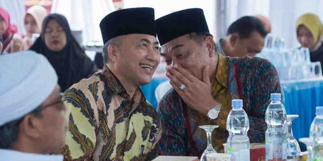 Apriyadi Mahmud dan Toha Tohet, Kamis (20/6/2024) pagi tampil kompak dan mesra menghadiri prosesi ngunduh mantu Ketua Pujakesuma Muba Gianto Wicaksono di Desa Sri Gunung. Foto: Tim Apriyadi.