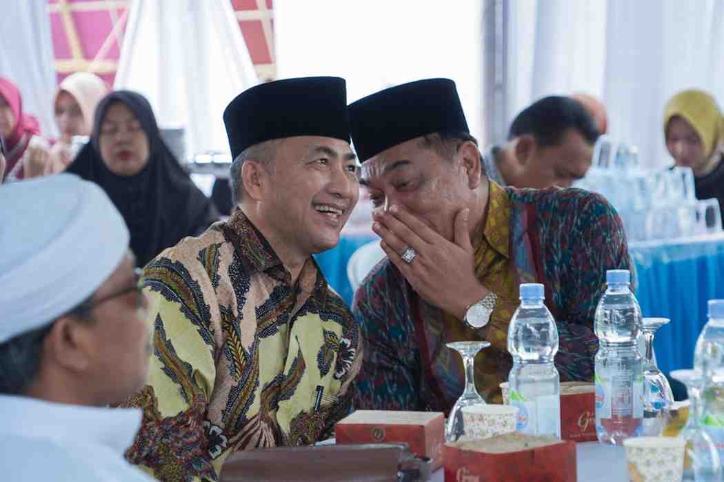 Apriyadi Mahmud dan Toha Tohet, Kamis (20/6/2024) pagi tampil kompak dan mesra menghadiri prosesi ngunduh mantu Ketua Pujakesuma Muba Gianto Wicaksono di Desa Sri Gunung. Foto: Tim Apriyadi.