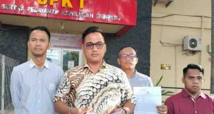 Tim kuasa hukum MH (41), melaporkan perusahaan asuransi Sun Healthcare Solution Syariah ke SPKT Polda Sumsel lantaran diduga tidak memberikan hak polis konsumen, Rabu (5/6/2024). Foto: Sumselheadline/Ela.