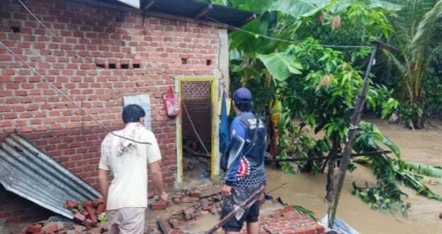 Petugas yang membantu warga yang rumahnya kebanjiran di Kota Lubuklinggau, Senin (3/6/2024). Foto: Dok Warga.