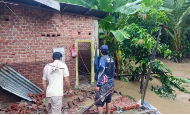 Petugas yang membantu warga yang rumahnya kebanjiran di Kota Lubuklinggau, Senin (3/6/2024). Foto: Dok Warga.