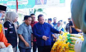 Pj Bupati Muba, Sandi Fahlepi melihat langsung kegiatan operasi pasar murah di Sungai Lilin, Jumat (31/5/2024). Foto:Kominfo Muba.