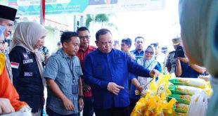Pj Bupati Muba, Sandi Fahlepi melihat langsung kegiatan operasi pasar murah di Sungai Lilin, Jumat (31/5/2024). Foto:Kominfo Muba.