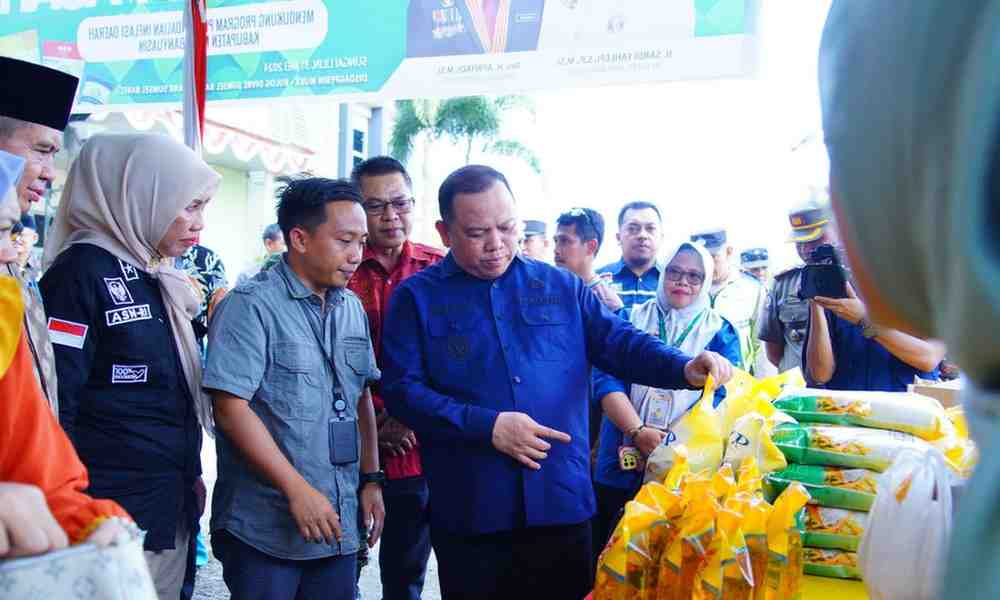 Pj Bupati Muba, Sandi Fahlepi melihat langsung kegiatan operasi pasar murah di Sungai Lilin, Jumat (31/5/2024). Foto:Kominfo Muba.