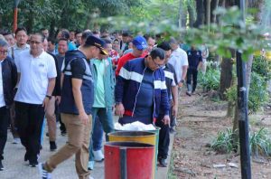 PJ Walikota Ucok Abdulrauf Damenta di dampingi Sekda Ratu Dewa secara resmi melaunching program "Gotong Royong Jumat Bersih" di Halaman Rumah Dinas Walikota, Jumat (21/6/2024). Foto: Kominfo Palembang.