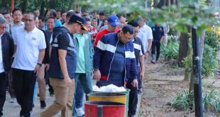 PJ Walikota Ucok Abdulrauf Damenta di dampingi Sekda Ratu Dewa secara resmi melaunching program "Gotong Royong Jumat Bersih" di Halaman Rumah Dinas Walikota, Jumat (21/6/2024). Foto: Kominfo Palembang.