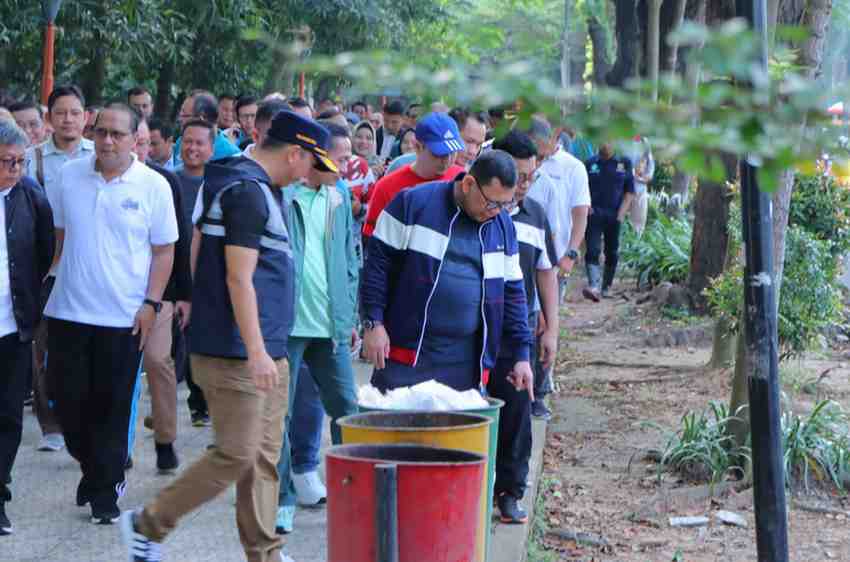 PJ Walikota Ucok Abdulrauf Damenta di dampingi Sekda Ratu Dewa secara resmi melaunching program "Gotong Royong Jumat Bersih" di Halaman Rumah Dinas Walikota, Jumat (21/6/2024). Foto: Kominfo Palembang.