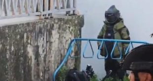 Tampak seorang petugas mendekati tas yang baru saja diledakkan, Jumat (31/5/2024) pukul 17.30. Foto: screenshot video medsos.