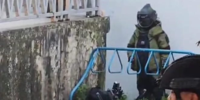 Tampak seorang petugas mendekati tas yang baru saja diledakkan, Jumat (31/5/2024) pukul 17.30. Foto: screenshot video medsos.
