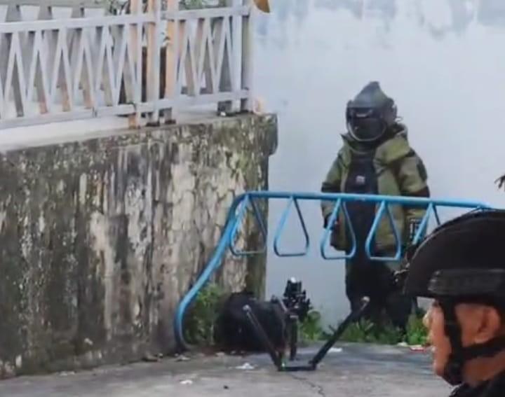 Tampak seorang petugas mendekati tas yang baru saja diledakkan, Jumat (31/5/2024) pukul 17.30. Foto: screenshot video medsos.