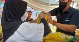 Warga yang memebli beras Bulog. Foto: Dok Sumselheadline.