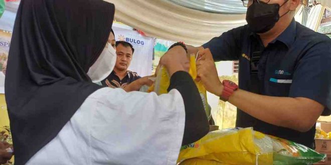 Warga yang memebli beras Bulog. Foto: Dok Sumselheadline.