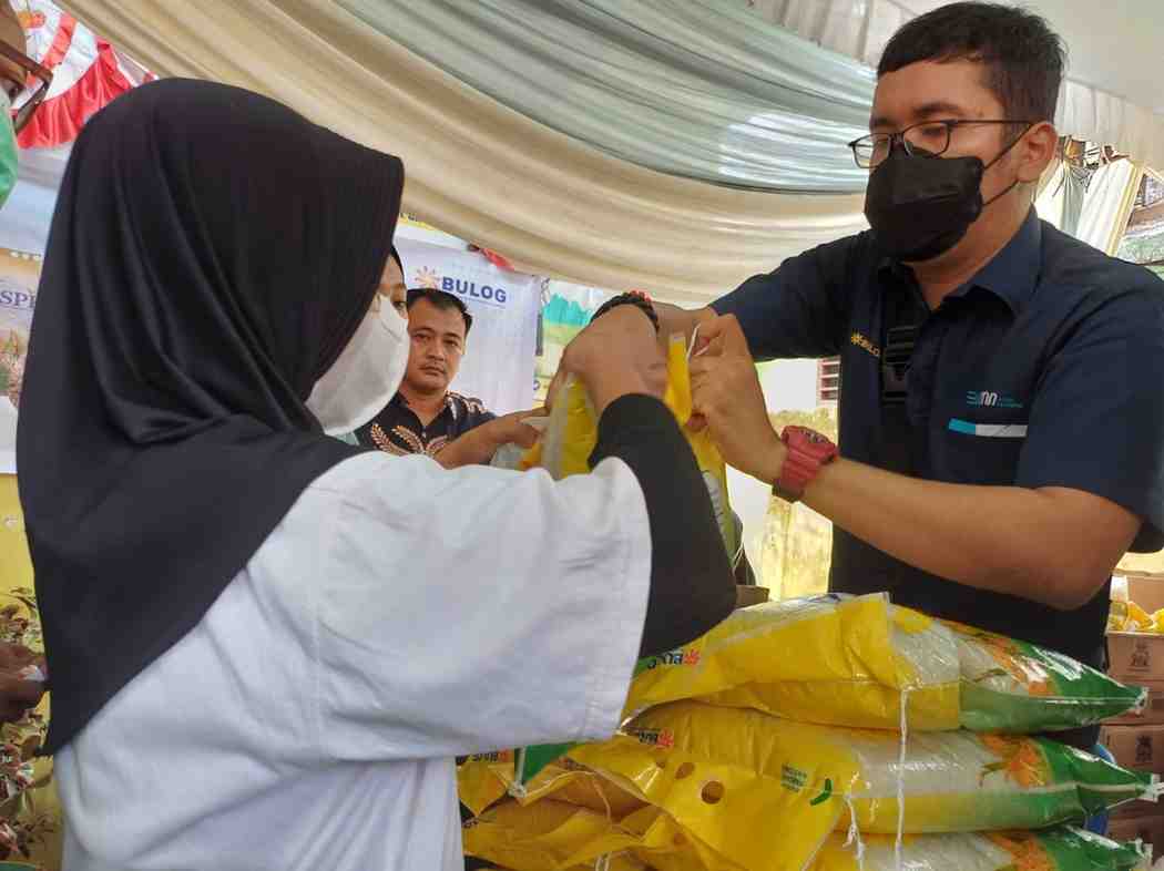 Warga yang memebli beras Bulog. Foto: Dok Sumselheadline.