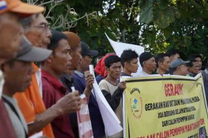 Sejumlah mahasiswa dan warga menggelar aksi di Taman Makam Pahlawan, Sekayu, menolak Muba dipimpin orang yang pernah dihukum kasus korupsi, Jumat (14/6/2024). Foto: Sumselheadline/Rya.