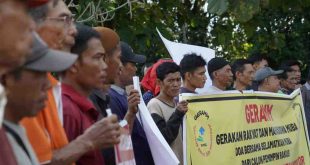 Sejumlah mahasiswa dan warga menggelar aksi di Taman Makam Pahlawan, Sekayu, menolak Muba dipimpin orang yang pernah dihukum kasus korupsi, Jumat (14/6/2024). Foto: Sumselheadline/Rya.