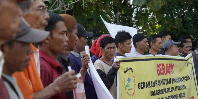 Sejumlah mahasiswa dan warga menggelar aksi di Taman Makam Pahlawan, Sekayu, menolak Muba dipimpin orang yang pernah dihukum kasus korupsi, Jumat (14/6/2024). Foto: Sumselheadline/Rya.