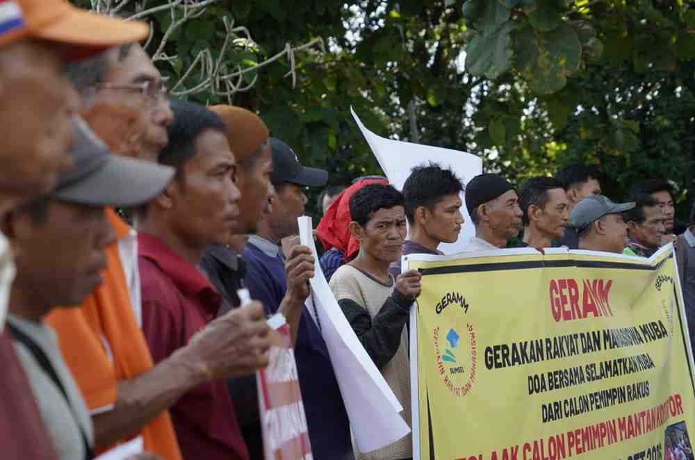 Sejumlah mahasiswa dan warga menggelar aksi di Taman Makam Pahlawan, Sekayu, menolak Muba dipimpin orang yang pernah dihukum kasus korupsi, Jumat (14/6/2024). Foto: Sumselheadline/Rya.