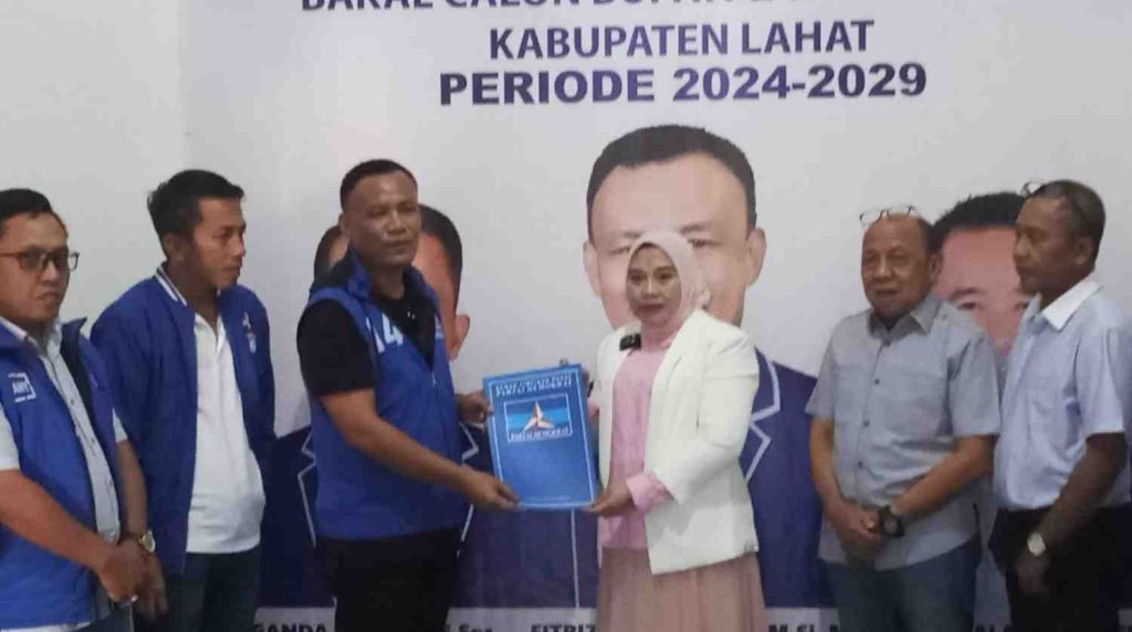 Penyerahan surat rekomendasi untuk pasangan Lidyaanti-Haryanto (Berlian) di Sekretariat Partai Demokrat, Rabu (5/6/2024). Foto: Dok Tim Berlian.