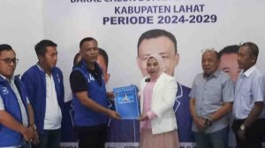 Penyerahan surat rekomendasi untuk pasangan Lidyaanti-Haryanto (Berlian) di Sekretariat Partai Demokrat, Rabu (5/6/2024). Foto: Dok Tim Berlian.