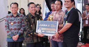 Pj Walikota Palembang, Ratu Dewa menyerahkan bantuan uang pembinaan kepada para juara UMKM terbaik di acara Puncak Penghargaan UMKM Palembang Awards 2024, Sabtu (1/6/2024). Foto: Kominfo Palembang.