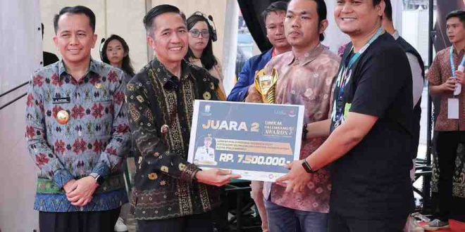 Pj Walikota Palembang, Ratu Dewa menyerahkan bantuan uang pembinaan kepada para juara UMKM terbaik di acara Puncak Penghargaan UMKM Palembang Awards 2024, Sabtu (1/6/2024). Foto: Kominfo Palembang.