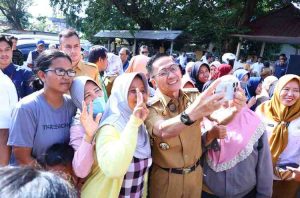 Saat meninjau pasar murah di Kenten, Pj Walikota Palembang, Ratu Dewa diserbu ibu-ibu untuk foto selfi, Senin (10/6/2024). Foto: Kominfo Palembang.