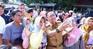 Saat meninjau pasar murah di Kenten, Pj Walikota Palembang, Ratu Dewa diserbu ibu-ibu untuk foto selfi, Senin (10/6/2024). Foto: Kominfo Palembang.