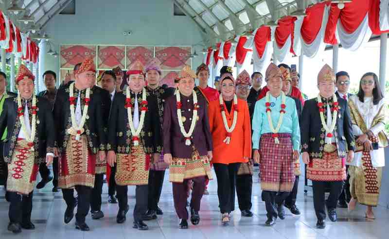 Penjabat Walikota Palembang, Ratu Dewa bersama Penjabat Gubernur Sumsel, Agus Fatoni, Ketua DPRD Sumsel Anita Noeringhati dan para pimpinan DPRD Palembang, menjelang paripurna HUT Kota Palembang, Minggu (16/6/2024). Foto: Kominfo Palembang.