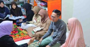 Pj Walikota Palembang, Ratu Dewa jelang penyerahan bantuan Asistensi Rehabilitasi Sosial (ATENSI) Kementrian Sosial Sentra Budi Perkasa di halaman Kampung Literasi 26 Ilir, Kecamatan Bukit Keci, Palembang, Jumat (7/6/2024). Foto: Kominfo Palembang.