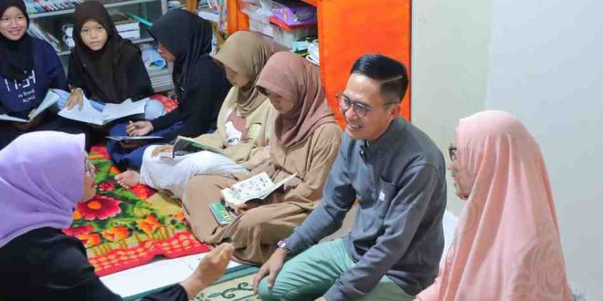 Pj Walikota Palembang, Ratu Dewa jelang penyerahan bantuan Asistensi Rehabilitasi Sosial (ATENSI) Kementrian Sosial Sentra Budi Perkasa di halaman Kampung Literasi 26 Ilir, Kecamatan Bukit Keci, Palembang, Jumat (7/6/2024). Foto: Kominfo Palembang.