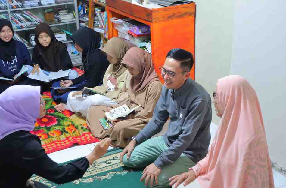 Pj Walikota Palembang, Ratu Dewa jelang penyerahan bantuan Asistensi Rehabilitasi Sosial (ATENSI) Kementrian Sosial Sentra Budi Perkasa di halaman Kampung Literasi 26 Ilir, Kecamatan Bukit Keci, Palembang, Jumat (7/6/2024). Foto: Kominfo Palembang.