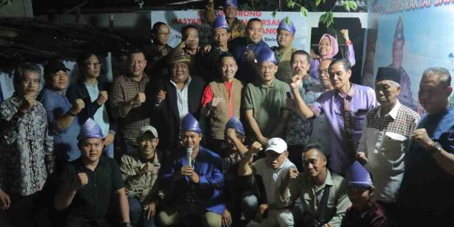 PJ Walikota Palembang, Ratu Dewa bersama warga Bukit Kecil, Senin (10/6/2024). Foto: Kominfo Palembang.