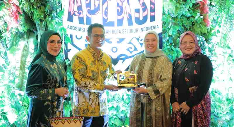 Ketua Tim Penggerak Pemberdayaan Kesejahteraan Keluarga PKK Palembang, Hj Dewi Sastrani Ratu Dewa hadir di rakernas Apeksi di Balikpapan. Foto: Kominfo Palembang.