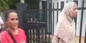 Seorang ibu-ibu (pakai jilbab) diduga gangguan jiwa viral di medsos merusak sejumlah pot kembang di FO simpang Polda Sumsel. Foto: screenshot medsos.
