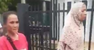 Seorang ibu-ibu (pakai jilbab) diduga gangguan jiwa viral di medsos merusak sejumlah pot kembang di FO simpang Polda Sumsel. Foto: screenshot medsos.