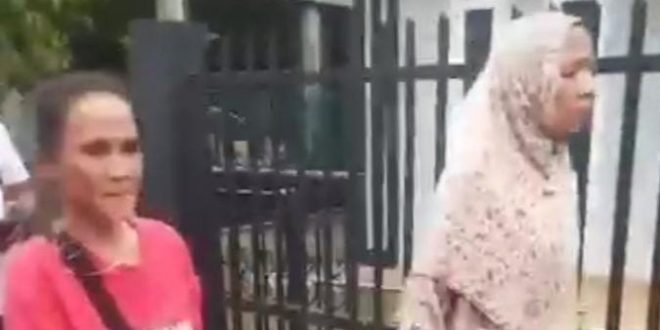 Seorang ibu-ibu (pakai jilbab) diduga gangguan jiwa viral di medsos merusak sejumlah pot kembang di FO simpang Polda Sumsel. Foto: screenshot medsos.