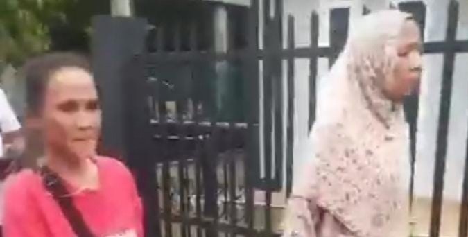 Seorang ibu-ibu (pakai jilbab) diduga gangguan jiwa viral di medsos merusak sejumlah pot kembang di FO simpang Polda Sumsel. Foto: screenshot medsos.