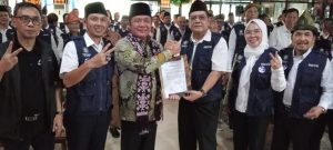 Calon Gubernur Sumsel, Herman Deru bersama pengurus Tim Emas Pemenangan Herman Deru dan Cik Ujang, Sabtu (8/6/2024). Foto: Dok Tim HD.