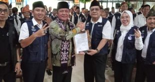 Calon Gubernur Sumsel, Herman Deru bersama pengurus Tim Emas Pemenangan Herman Deru dan Cik Ujang, Sabtu (8/6/2024). Foto: Dok Tim HD.