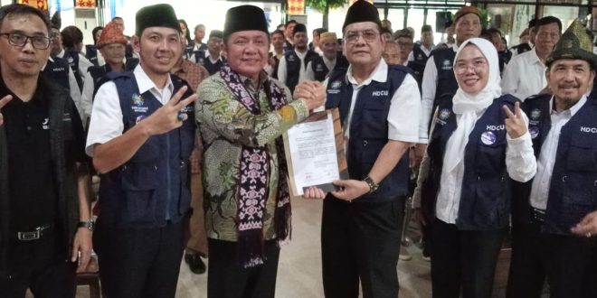 Calon Gubernur Sumsel, Herman Deru bersama pengurus Tim Emas Pemenangan Herman Deru dan Cik Ujang, Sabtu (8/6/2024). Foto: Dok Tim HD.