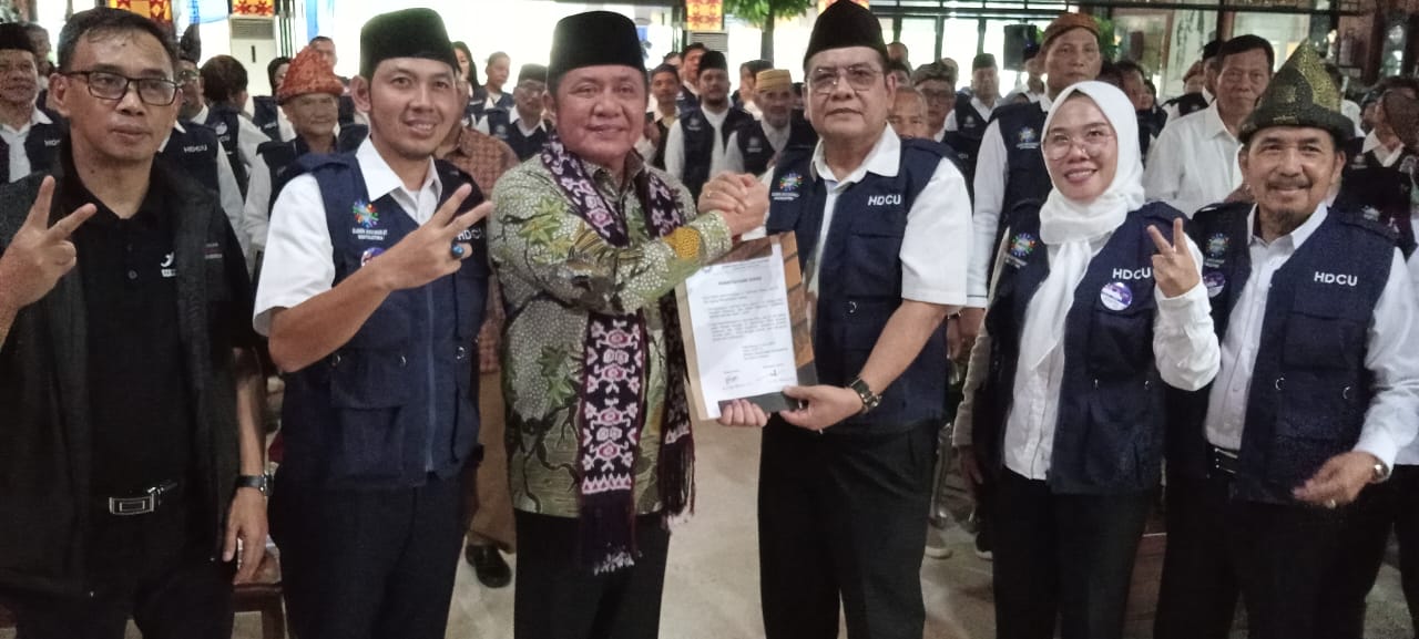 Calon Gubernur Sumsel, Herman Deru bersama pengurus Tim Emas Pemenangan Herman Deru dan Cik Ujang, Sabtu (8/6/2024). Foto: Dok Tim HD.
