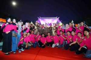 Pj Bupati Muba, Sandi Fahlepo bersama para pemain teatrikal kesenian yang tampil di Festival Sriwijaya. Foto: Kominfo Muba.