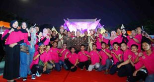 Pj Bupati Muba, Sandi Fahlepo bersama para pemain teatrikal kesenian yang tampil di Festival Sriwijaya. Foto: Kominfo Muba.